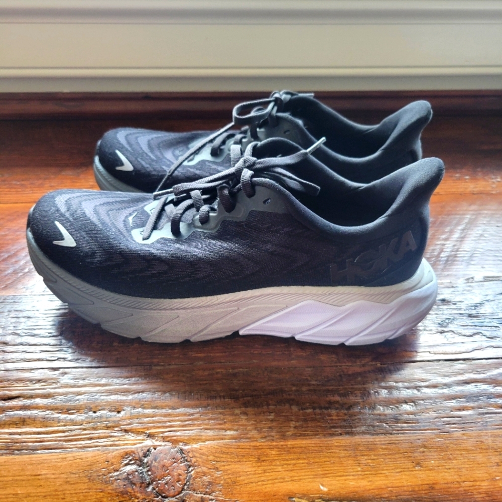 Hoka One One Arahi 6 Black White NEW Size 7.5 Wlomen